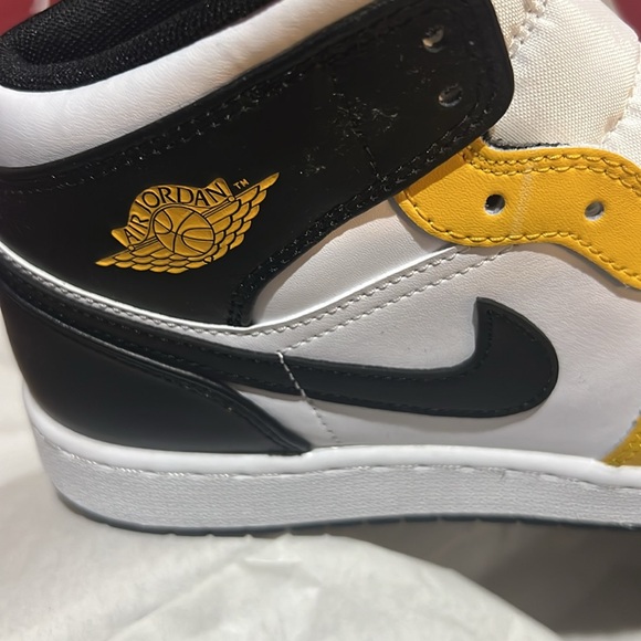 New Jordans!!💛🖤 - Picture 6 of 7